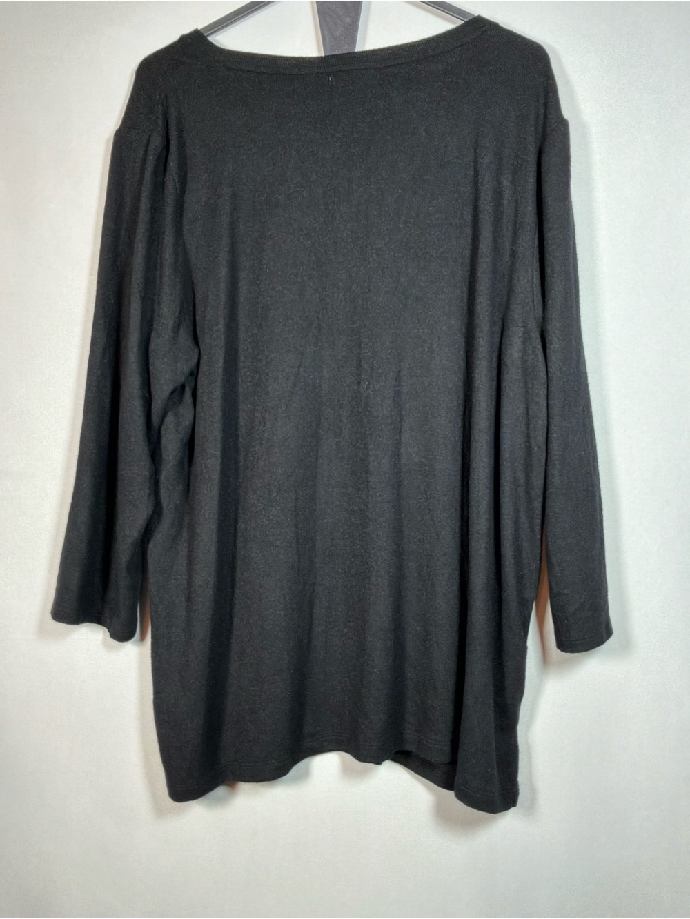 Liz Claiborne XXL Black Floral Embroidered V-Neck Tunic Top NWT. - Picture 3 of 6